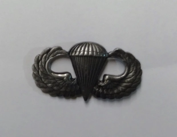 Parachutist Qualification Badge, Basic. Pin-On Metal.